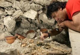 Čo používajú archeológovia pri vykopávkach?